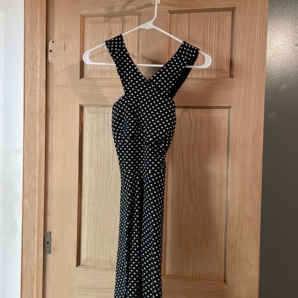 Black and white with hearts size extra small I’m a 36B and this fits with room